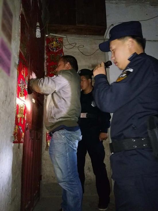 巴音郭楞粗心妈妈误将幼女锁家中 民警全城寻开锁师傅开门