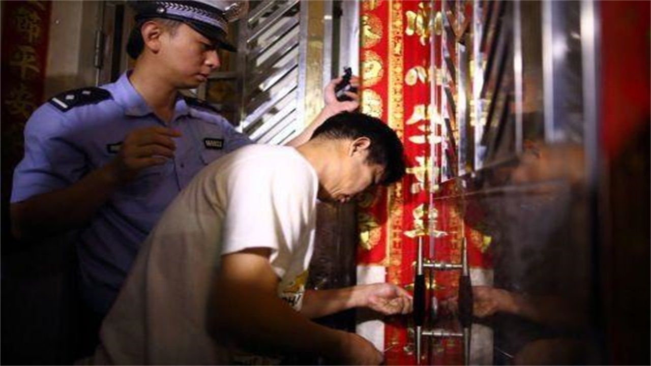巴音郭楞请开锁师傅开了锁后，师傅为什么一般都不进门，就算主人请也不进去？